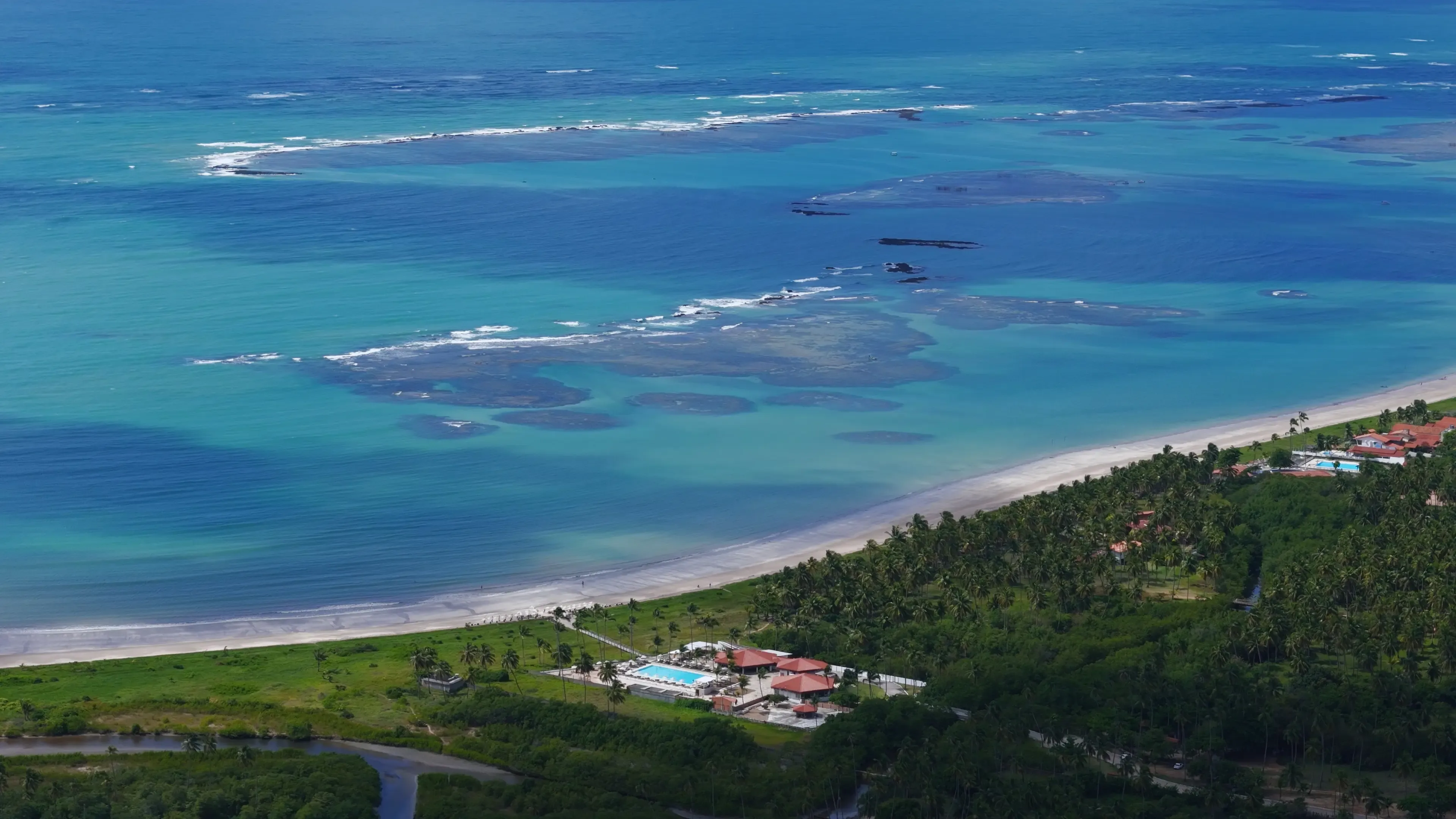 Vista aérea ampla do Vivari Beach Club e do mar de Ipioca