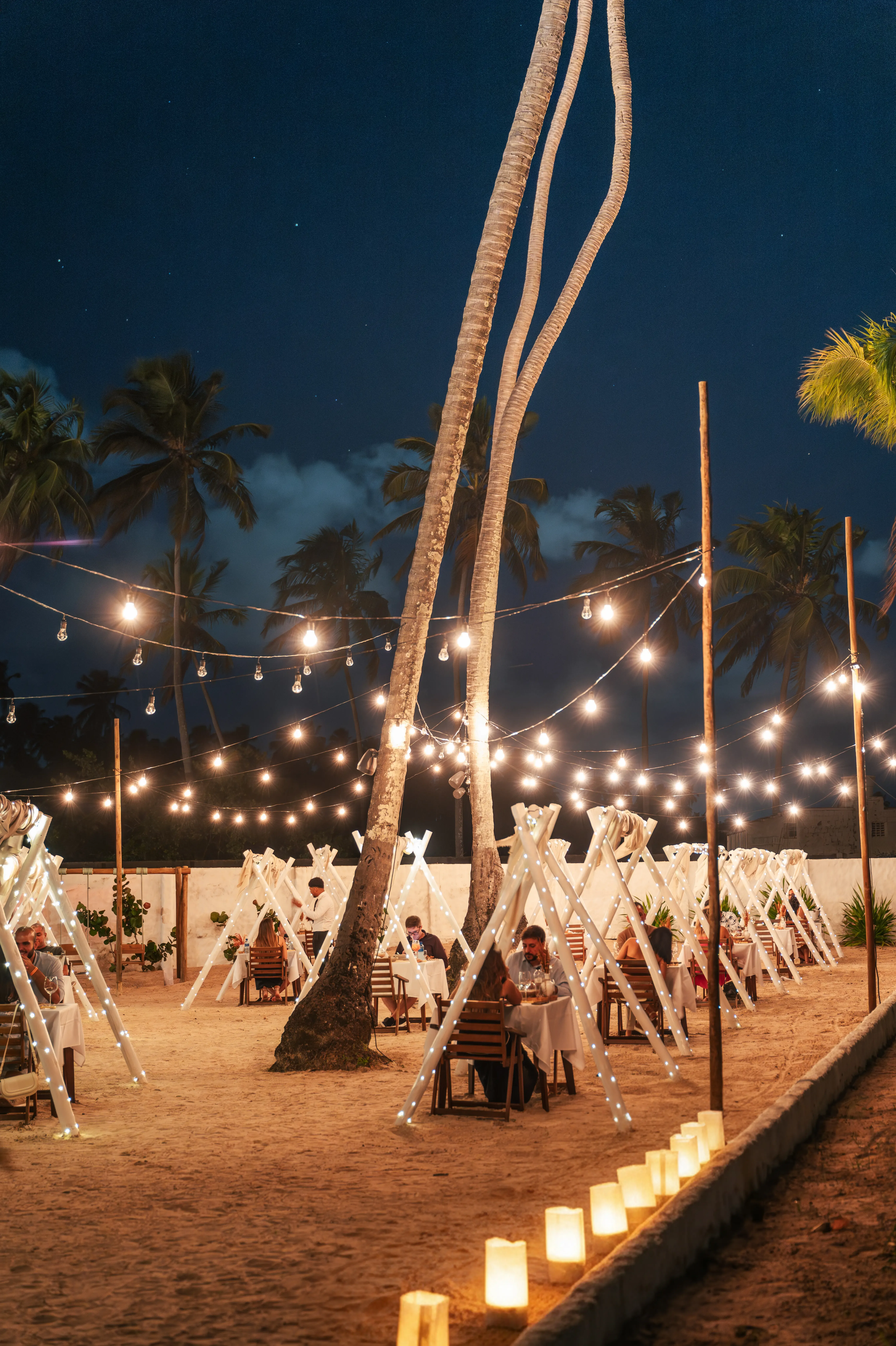 Cabanas iluminadas no Vivari Beach Club durante a noite
