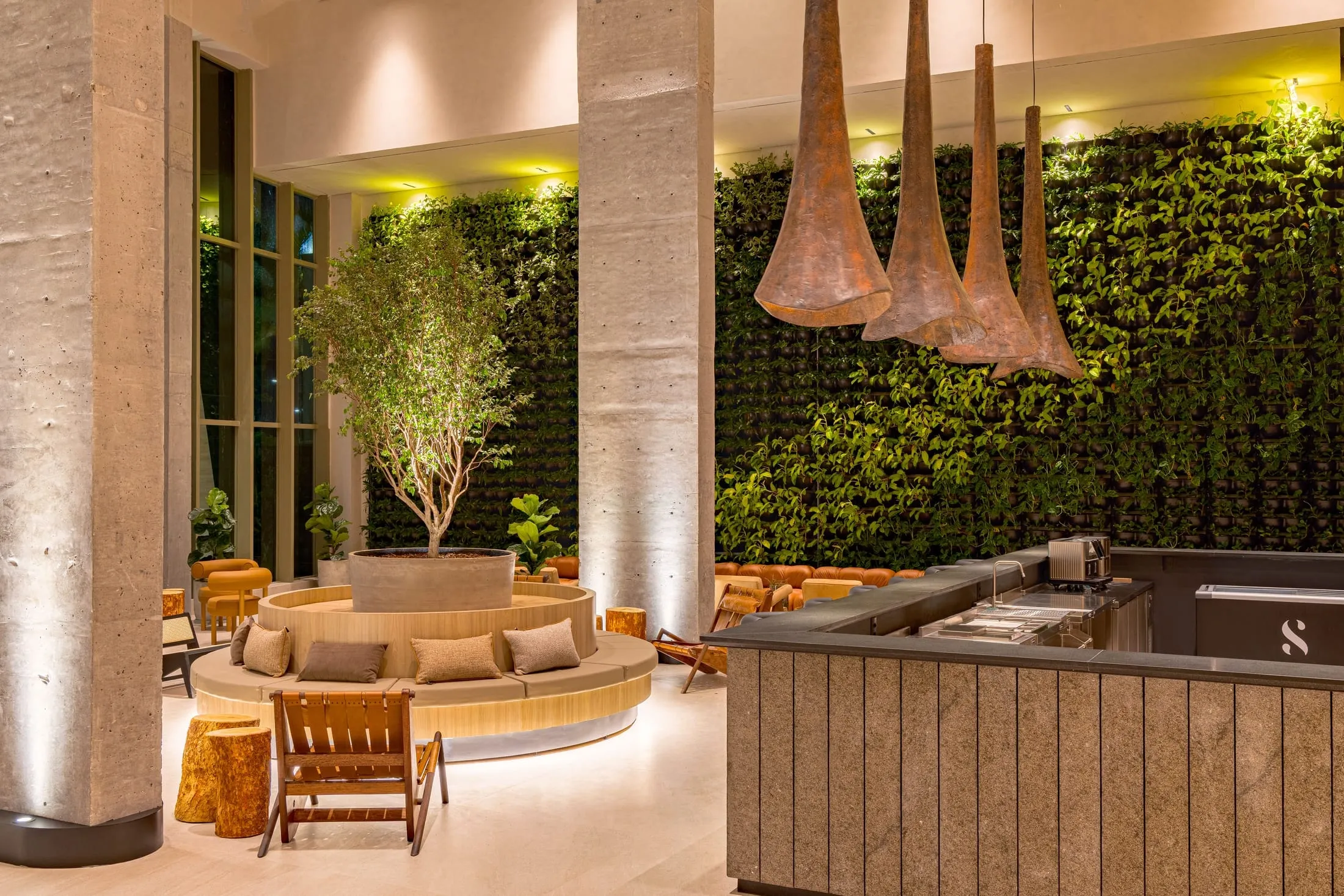 Lobby e bar do Sais Beach Living, com a recepção aberta para a orla da Pajuçara