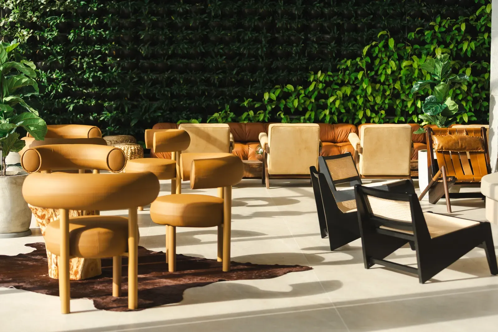 Lobby do Sais Beach Living aberto para a orla da Pajuçara