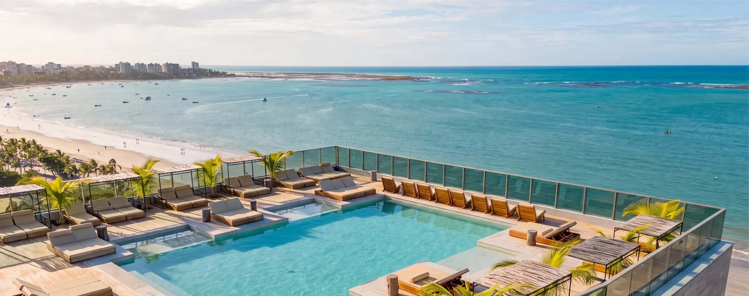 Piscina do rooftop do Sais Beach Living vista do alto, com as piscinas naturais da Pajuçara ao fundo
