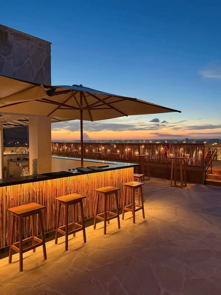 Bar Poente no rooftop do Sais Beach Living